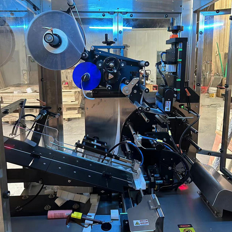 Automatisk merkemaskin for myke plastrør med rørmatingssystem