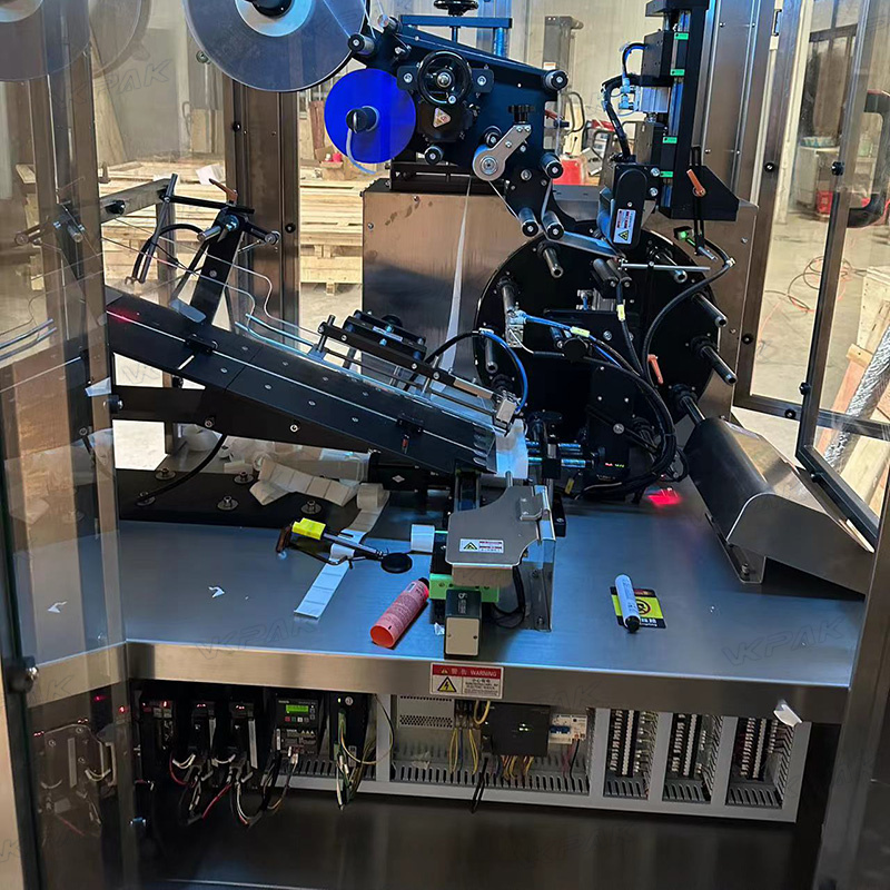 Automatisk merkemaskin for myke plastrør med rørmatingssystem