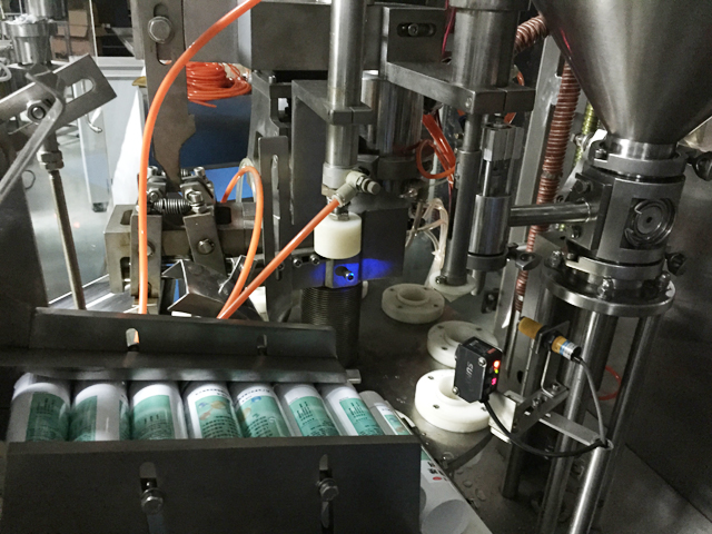 tubes holding feeding system automatisk rørmatingssystem for fylling av forsegling.jpg