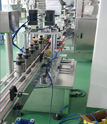 automatic capping machine with manual caps feeder system automatisk kapper med manuell caps feeding.jpg