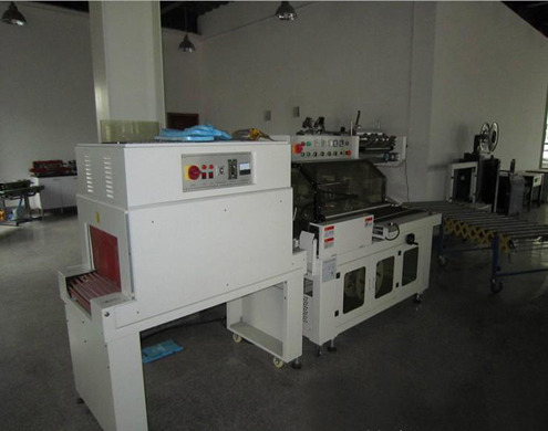 L type sealing shrinkage packing machine L tetningskrympeinnpakningsmaskin.jpg