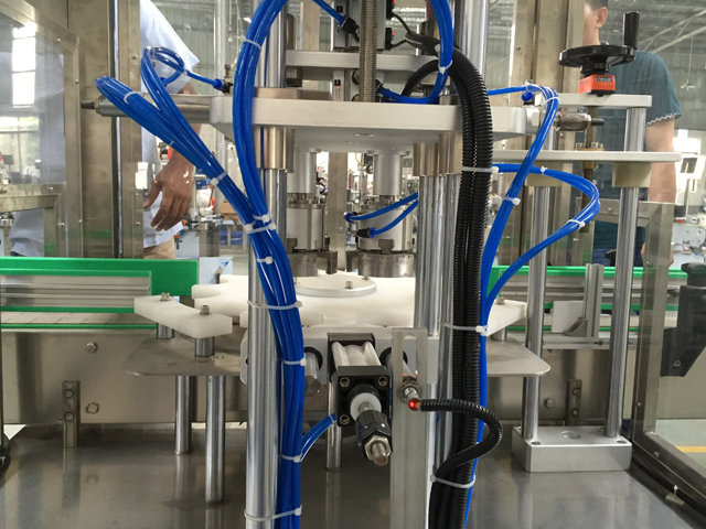 BAKSIDEN for hoveddelen av vakuumlokkmaskiner.jpg