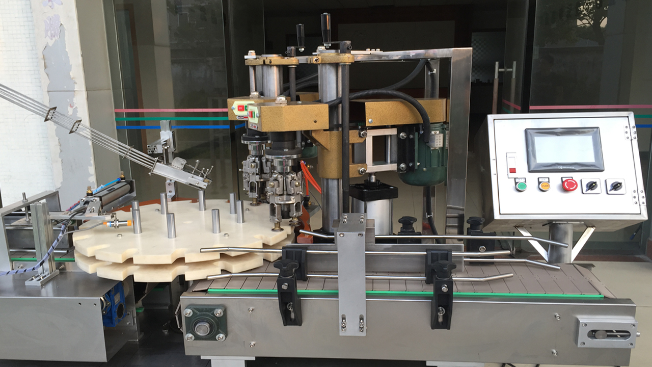 double heads screw capping machine dobbelthodet skrulokk.jpg