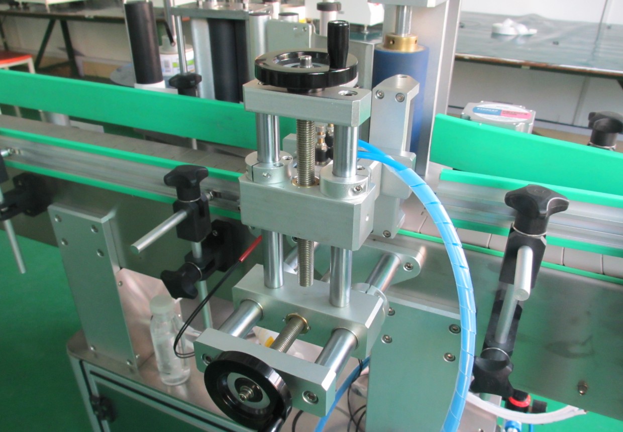 labeling machine with positioning system MERKING AV UTSTYR BOTTLES PLC.jpg