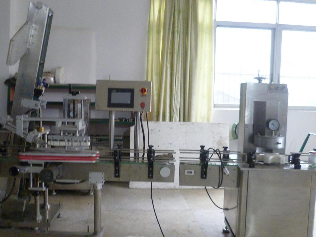 vacuum capping machine with cap placement vakuumlokk for glasskrukke.JPG
