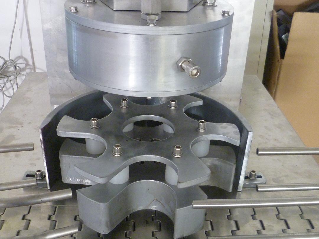 rotary vacuum capper machinery vakuumlokkmaskin roterende hode.JPG