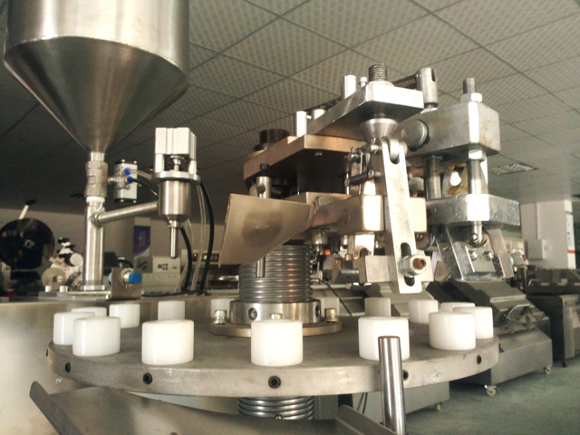 metal tubes filling folding machine rørfyllingsmaskiner på lager.jpg