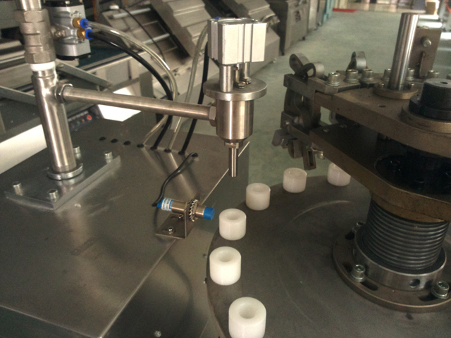 filling nozzles for aluminum tubes filling process tetningsfylling for metallrør.jpg