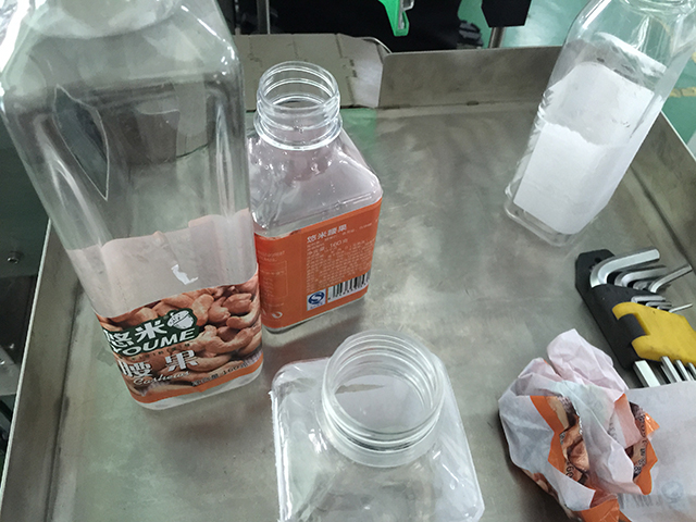 FLATE FLASKER merkemaskin ruller med etiketter (2).jpg