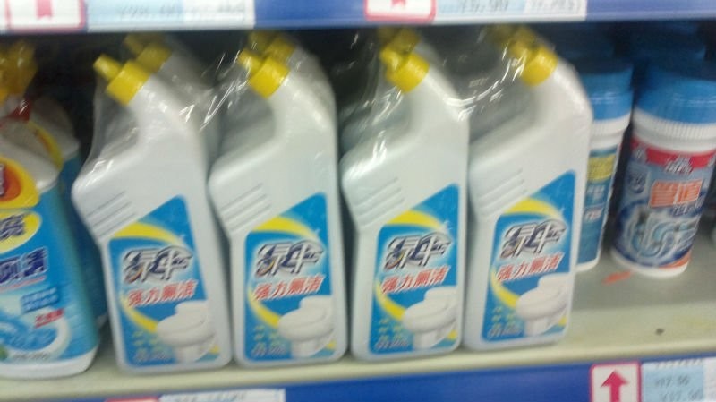 liquid detergent bottles wrapping flytende vaskemiddelflasker packaging.jpg