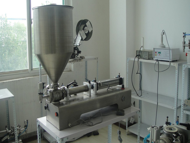 Full pneumatic liquid&paste filling machine 50-1000ML ENKELHODE MED BEHOLDERFYLLEMASKIN.jpg