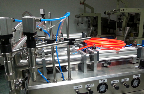 liquid filling machinery semi automatic horisontalt flytende fyllstoff fullt pneumatisk.jpg