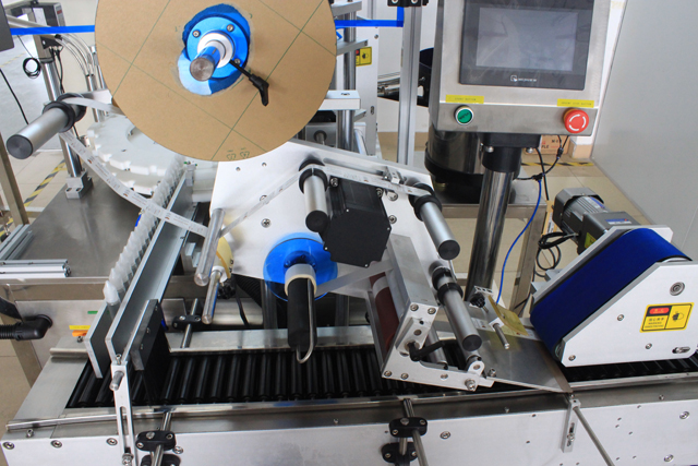 rolling bars from horizontal labeling machine synkronbelte for rullende flasker.jpg