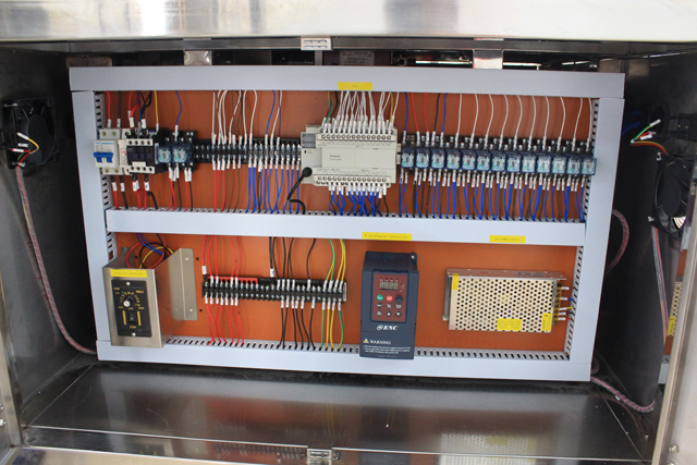 horizontal small bottles labeling machine picture horisontal merkemaskin faktisk bilde.jpg