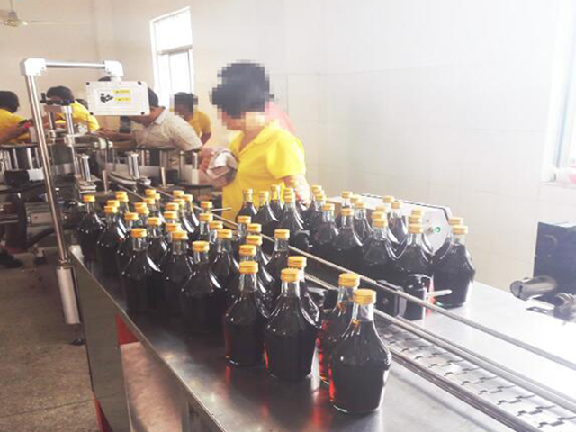 Maskiner som kjører i fabrikk.jpg