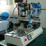 Pneumatisk flate firkantede runde flasker rullende merkemaskin med koder