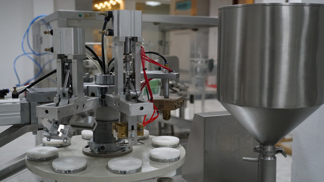 tube filler sealer plastic.jpg