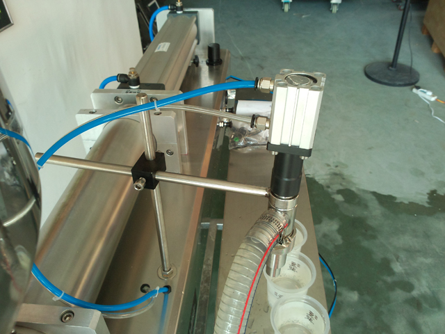 liquid filling machine for lotion shampoo cream Sjampofyllerutstyr.jpg