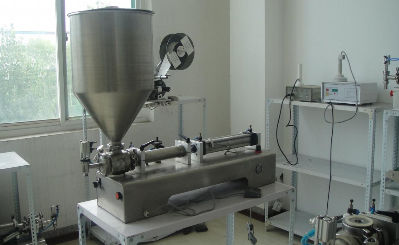 liquid paste filling machine with vertical hopper ENKELHODE MED BEHOLDERFYLLEMASKIN.jpg