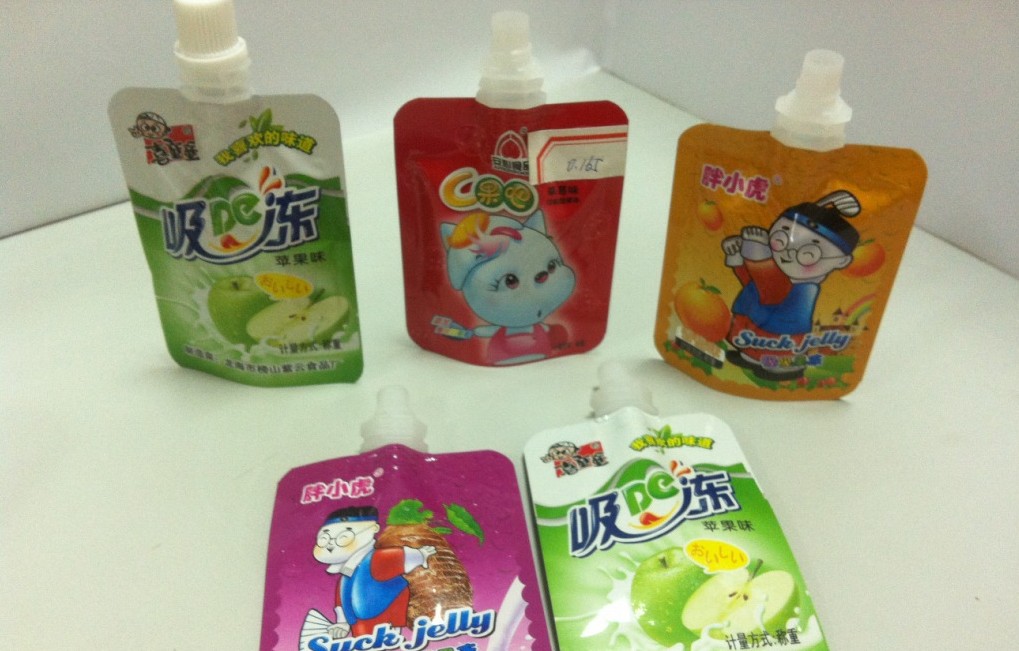 stand up bags for filling tutposer med ett hode som fylles med trakt .jpg