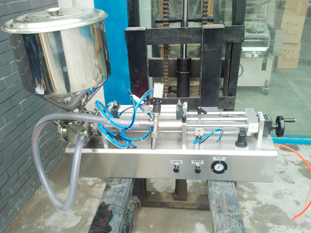 portable filling machine with handheld filling head fyllemaskineri utstyr semi automatisk.jpg