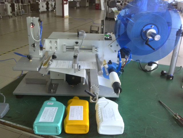 bottles labeling machine semi automatic flate flasker labeler equipment.jpg