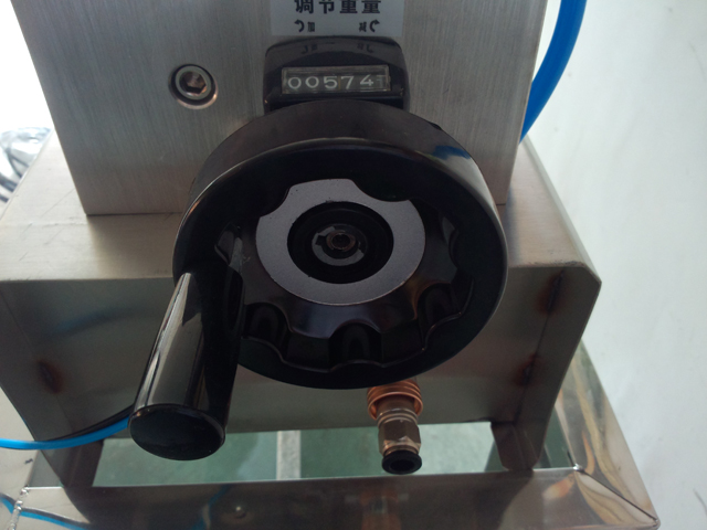 liquid filling machine semi automatic Sjampofyllerutstyr.jpg