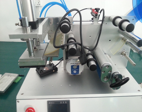 flat surface labeling equipment semi automatic flat overflate etiketteringsutstyr (3).jpg