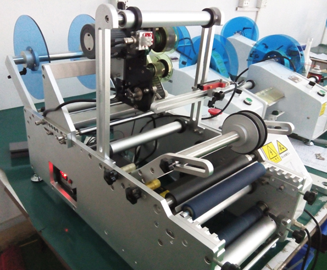 MERKEMASKIN HALVAUTOMATISK for injeksjonsnål.jpg