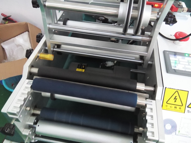 MERKEMASKIN HALVAUTOMATISK for injeksjonsnål.jpg