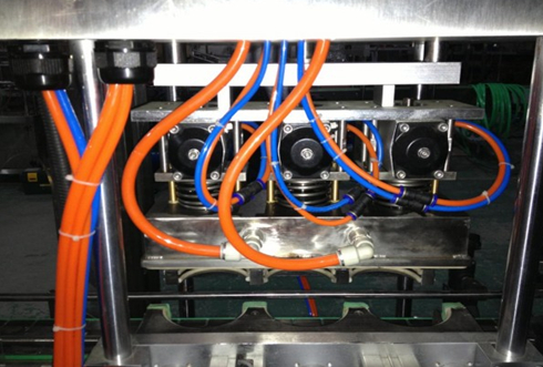 vacuum capper linear vakuumdekkhoder del close shot.jpg