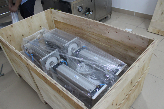 maskin inne i trekasse.jpg