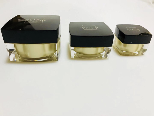 firkantede sorte krukker for forsegling av lokket